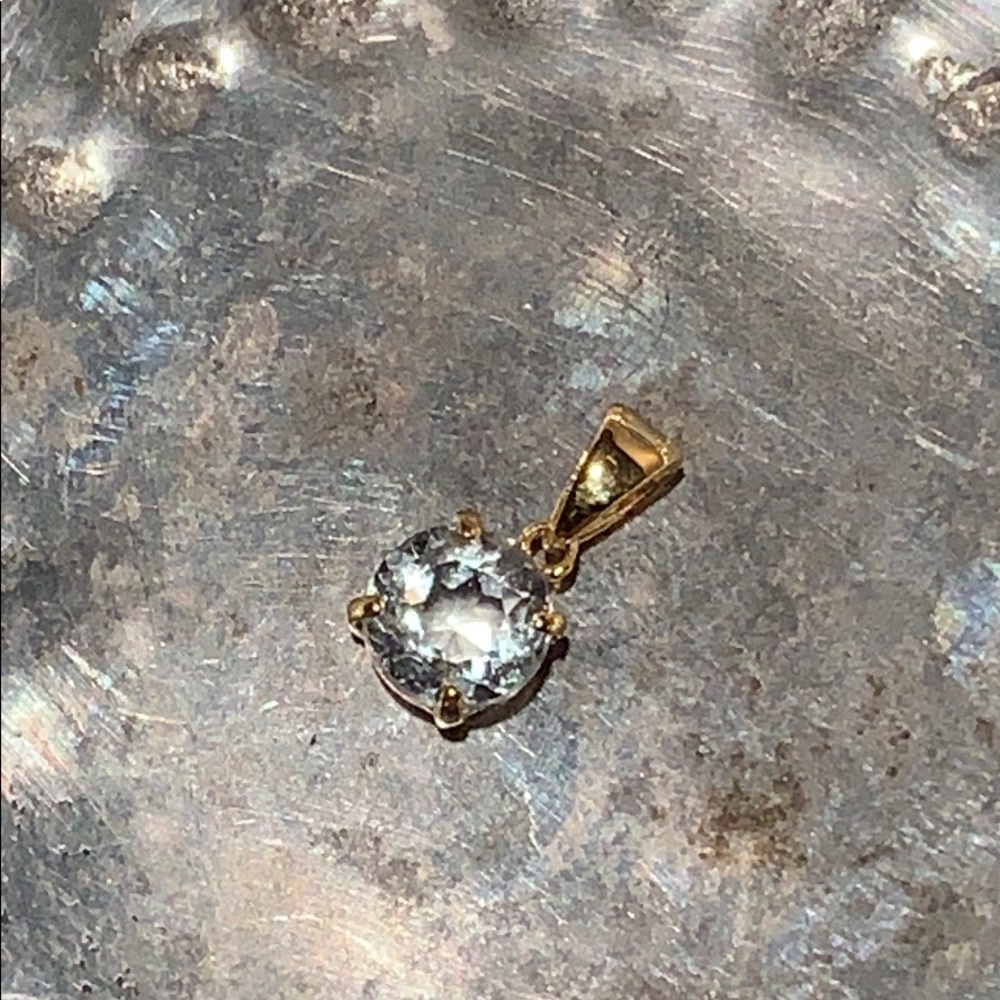 Aquamarine on gold pendant